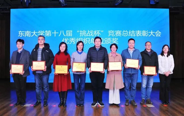 吴映红书记作为水果派解说
代表领奖 吴映红书记作为水果派解说
代表领奖